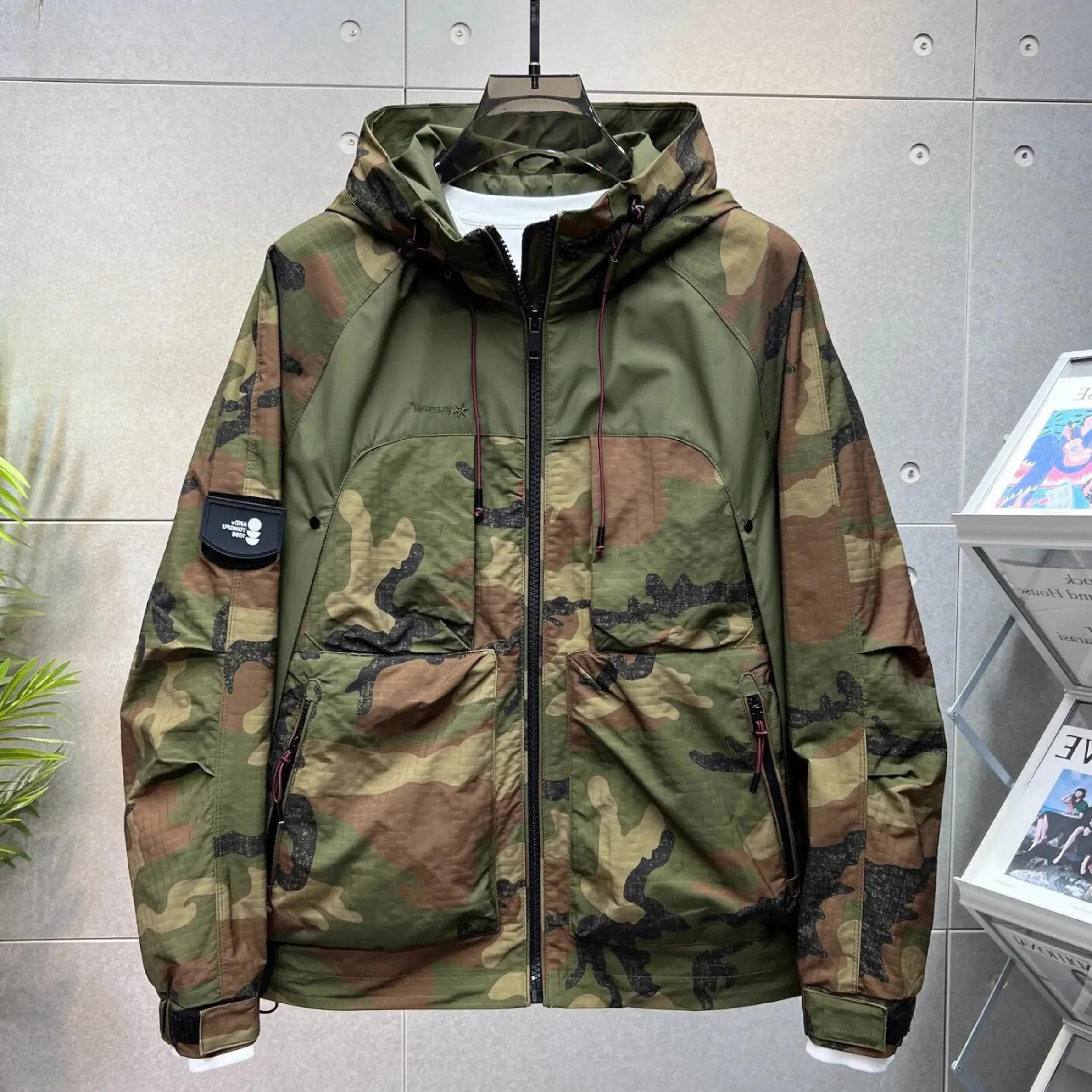 Eriks modischer Favorit: Winddichte Camouflage-Jacke