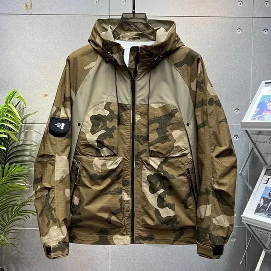 Eriks modischer Favorit: Winddichte Camouflage-Jacke